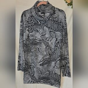 White House Black Market Turtle Neck Snake Skin Black And White Top Size Small